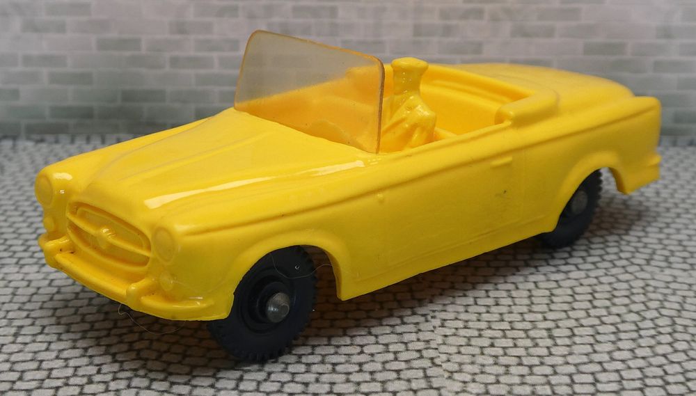 Miniature Datsun 240z Jaune – Tomte Laerdal N°28 – Échelle 1/43 – Vintage Norvège
