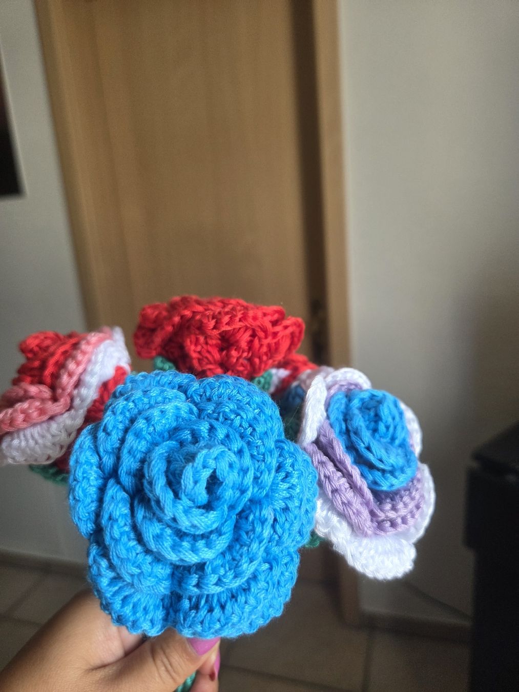 Tutte le decorazioni: Hand-knitted Rose Bouquet Multicoloured – Usato da Winterthur venduto da Maricels_Boutique 7