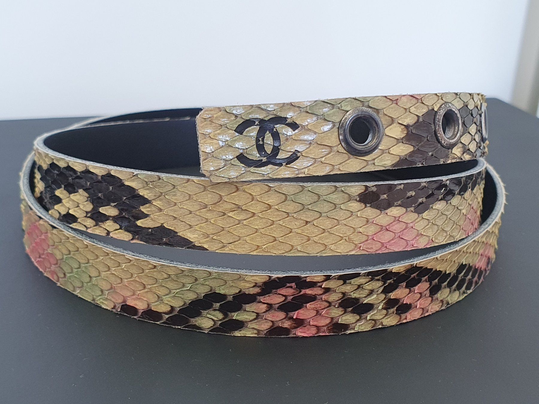 Chanel Cinture: CHANEL Taillen Gürtel Python Leder CC Logo – Usato da Wängi venduto da Pambola 1
