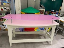 Robuster Verkaufstisch mit Glasplatte