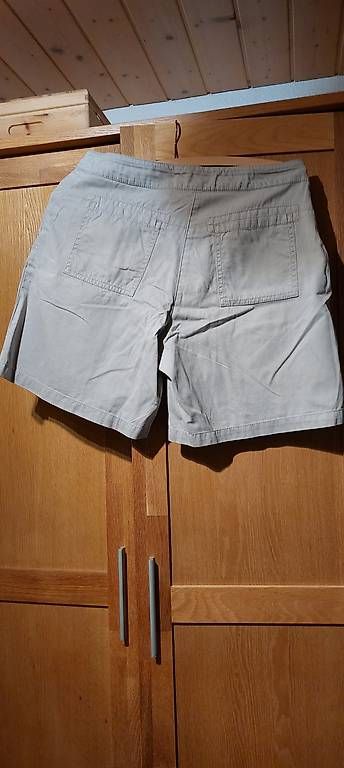 Pantaloni: kurze Damenhose – Usato da Dagmersellen venduto da zah_s5vh 1