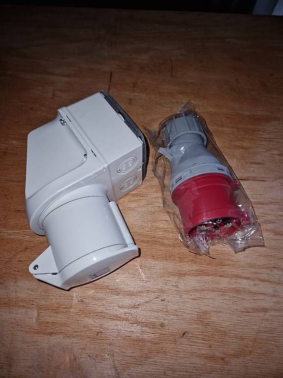 Spine: Steckdose und Stecker CEE32 A – Nuovo (secondo la descrizione) da Bülach venduto da Myflomi