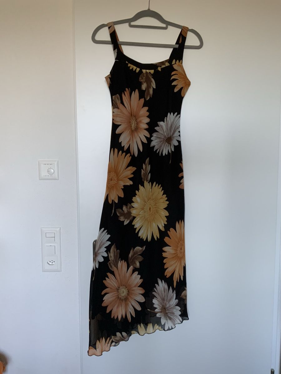 Robes: Kleid mit Blumenmuster schwarz Grösse 38 – D'occasion à Frauenfeld par CHNENO