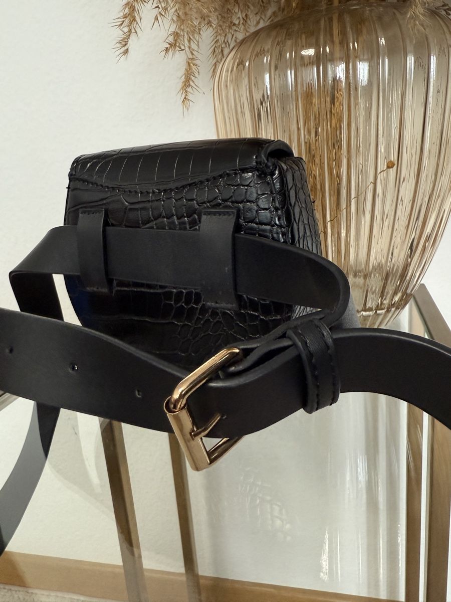 Mango Sacs femmes: Gürteltasche Lederoptik Kroko schwarz mit Gürtel (Mango) – D'occasion à Winterthur par fij_f65r 2