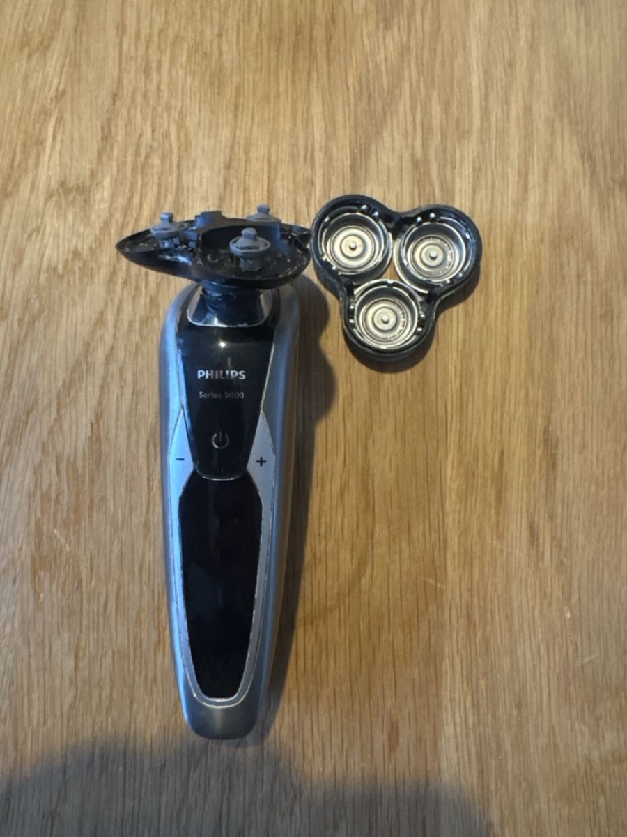 Philips Rasoirs & Lames de rasage: Philips 9000er Rasierer – D'occasion à Reichenburg par PaddlG 2