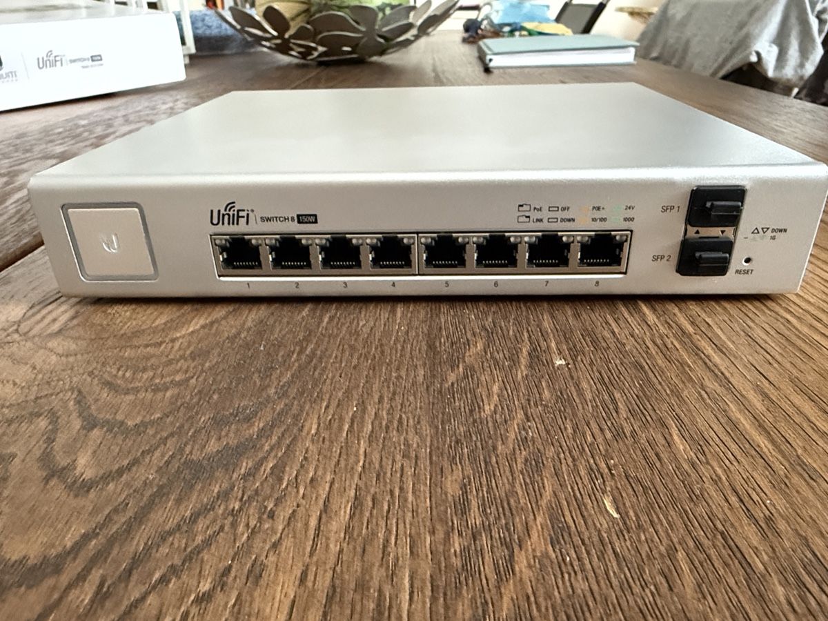 Ubiquiti Hub & Switch: Ubiquiti UniFi Switch 8 150W Managed PoE Switch – Usato da Luzern venduto da Roeschuko 6
