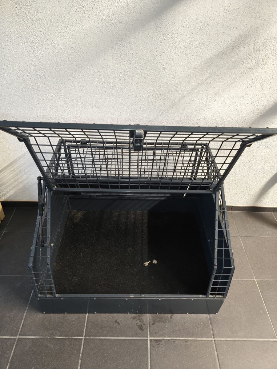 Liege- & Schlafplätze: Hundebox / Transportbox von Peter Kleiner – Gebraucht aus Lachen SZ von pfingstroseMN