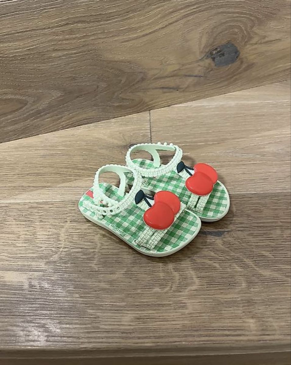 Scarpe per ragazzi: Sandalen mit Kirschen Gr. 17/18 – Usato da Lotzwil venduto da iam_29f9