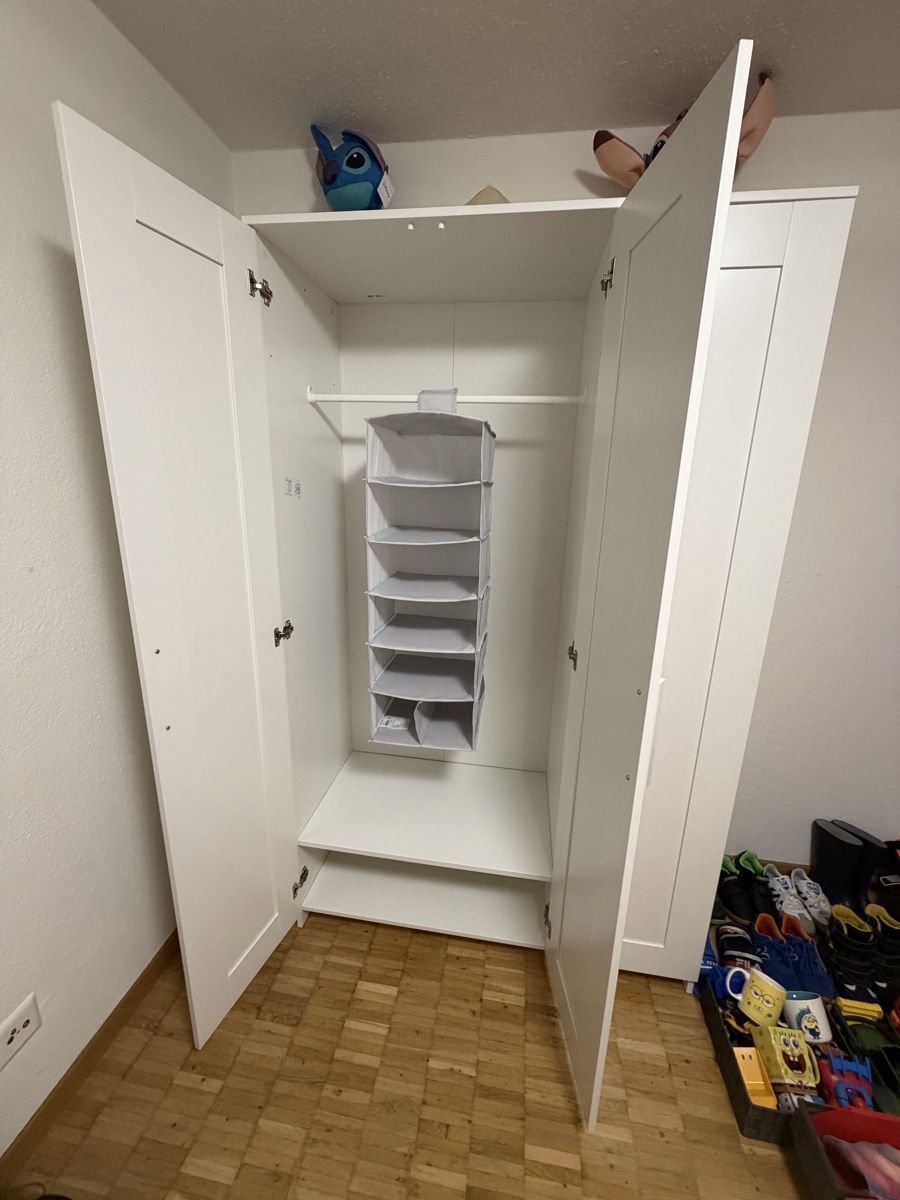 Schränke: Kleiderschrank – Gebraucht aus Eschen von Catarinari 1