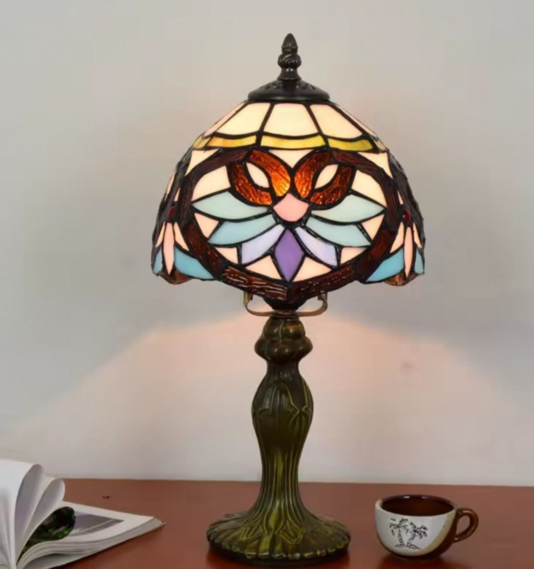 Lampade: Lampe de table de style Tiffany,  en verre teinté – Nuovo e nell'imballaggio originale da Saignelégier venduto da Instant-Key-Pro
