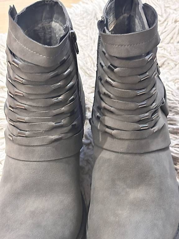 Scarpe da donna: Graue Boots – Nuovo e nell'imballaggio originale da Finsterhennen venduto da spe_j6zr 3
