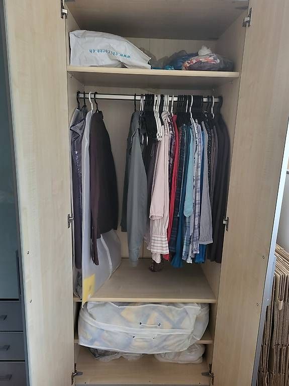 Armadi: Schrank, Silberkorpus mit Mattglastüren – Usato da Effretikon venduto da Zebra37 3