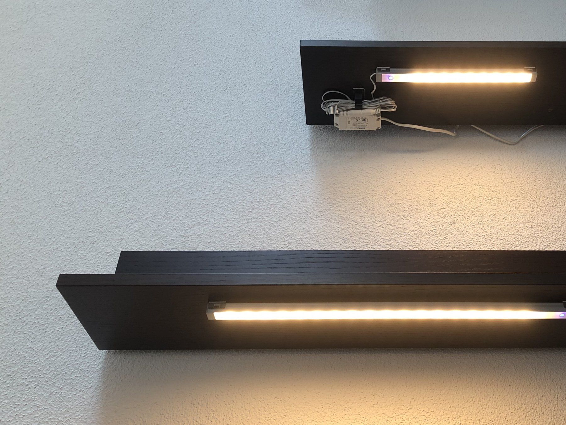 Scaffali: Wandregale mit LED-Leuchten – Usato da Obfelden venduto da Jeter01 1