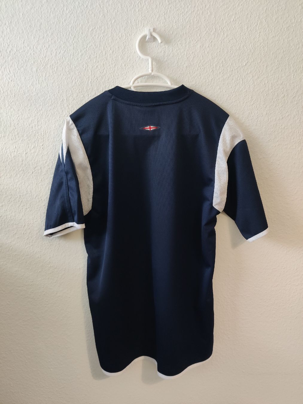 Umbro Canottiere & Pantaloni: England 2004 Trainingstrikot (S) – Usato da Basel venduto da Ringolero 1