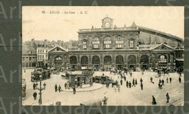 AK sw Lille F La Gare,Karren,Pferde,Trams,Autos ,Leute ≈1910