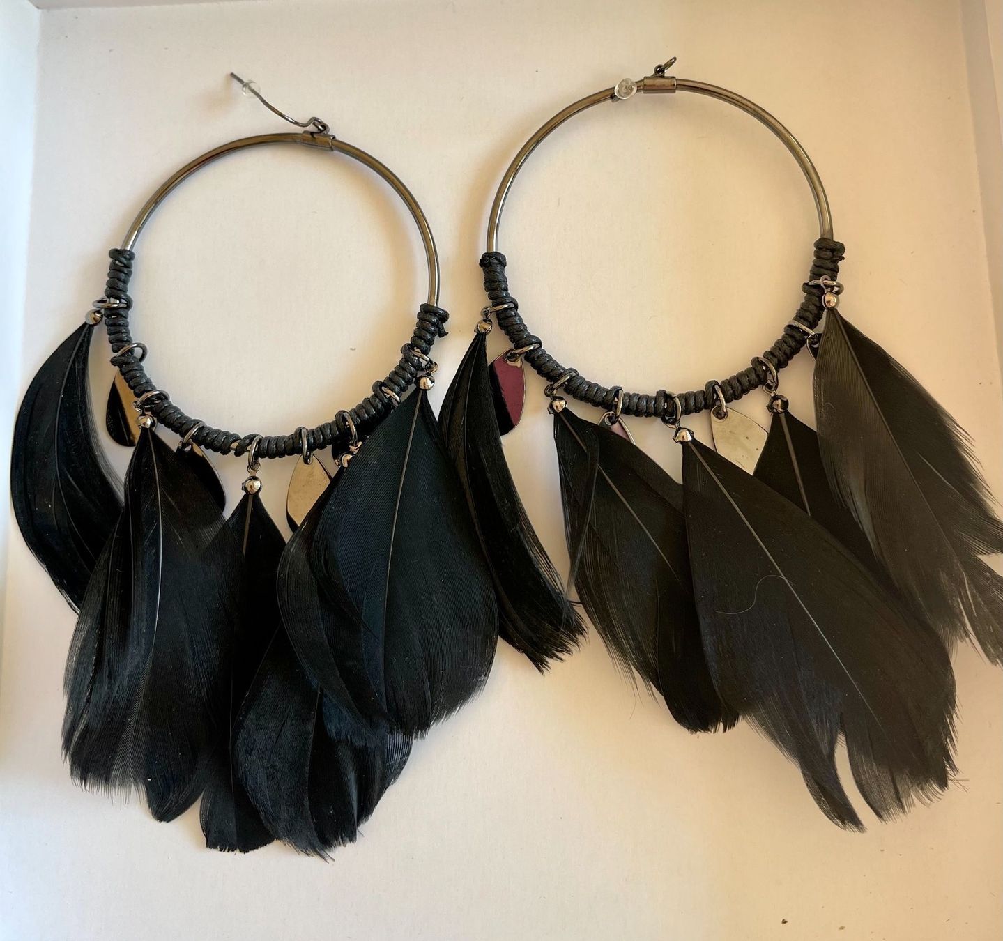 Ohrringe & -stecker: Boucles d’oreilles Boho avec plumes – Neu und originalverpackt aus Genève von Annilu