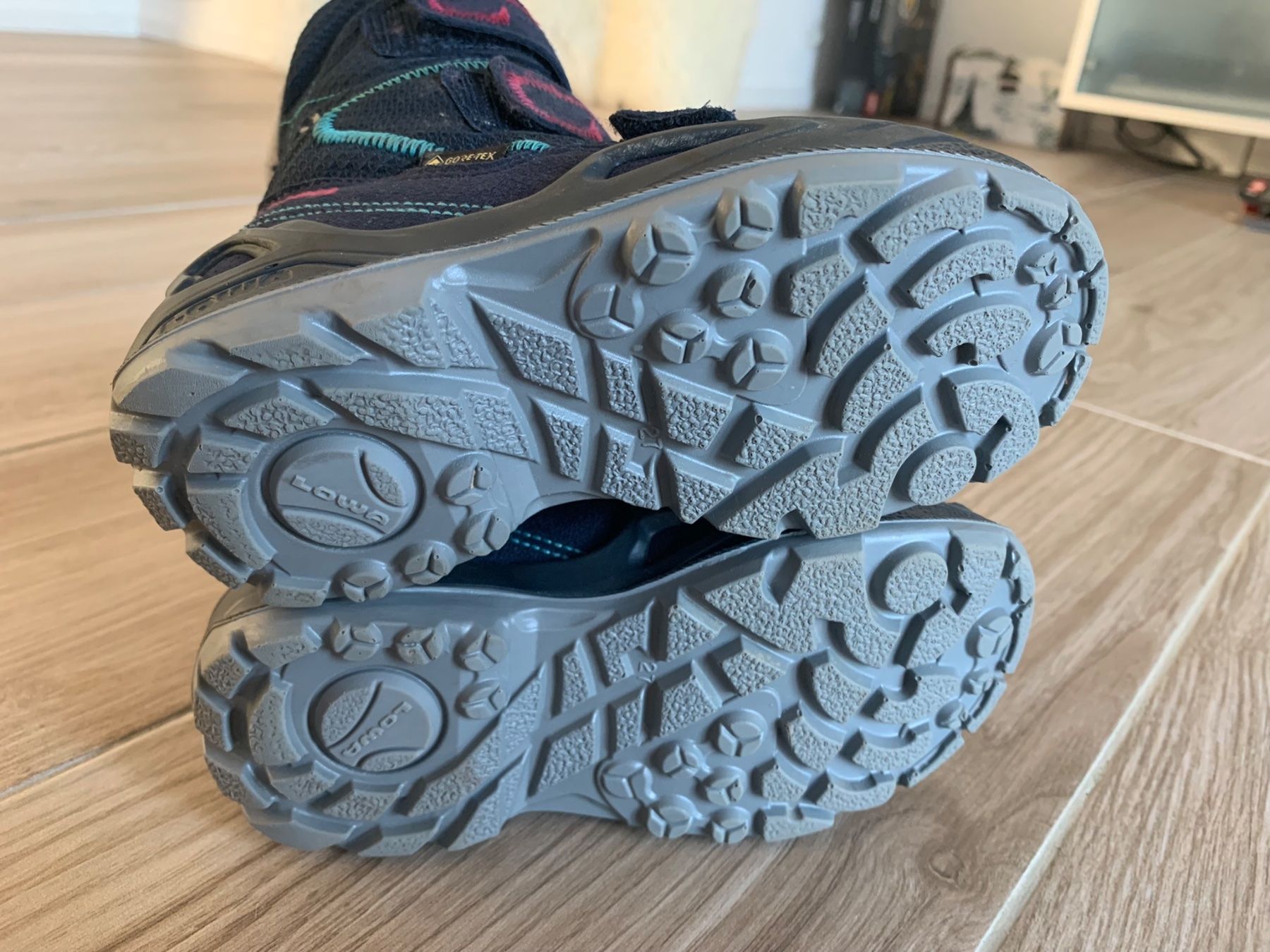 Lowa Scarpe per ragazze: Lowa Milo Goretex Winterstiefel Gr. 27 – Usato da Rudolfstetten venduto da Joyw 1