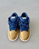 Supreme x Nike - SB Dunk Low OG QS (Navy/Gold)