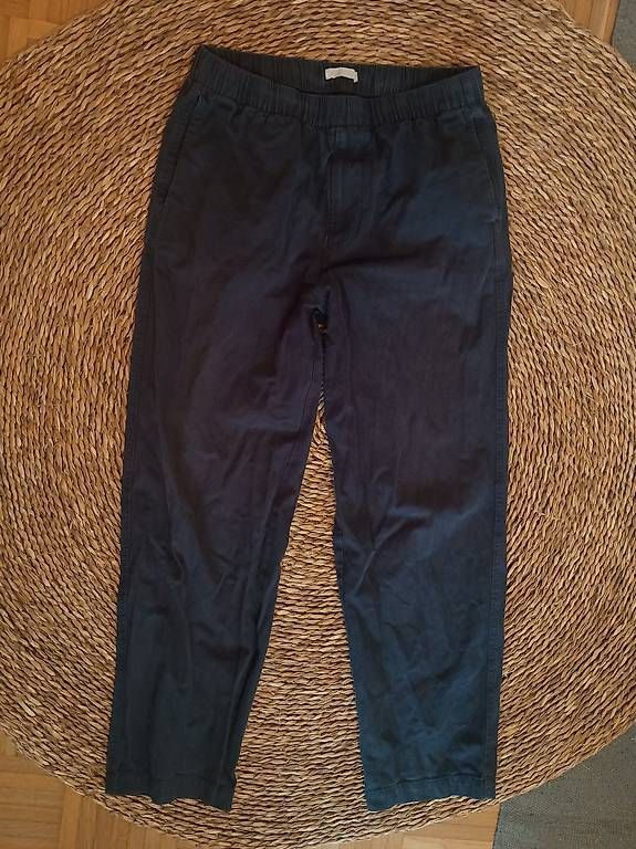 Arket Pantaloni: Dunkelblaue Stoffhose von Arket – Usato da Zürich venduto da Melianea