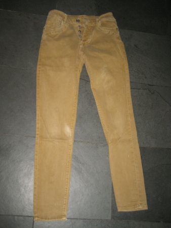 Jeans mit Knopfverschluss