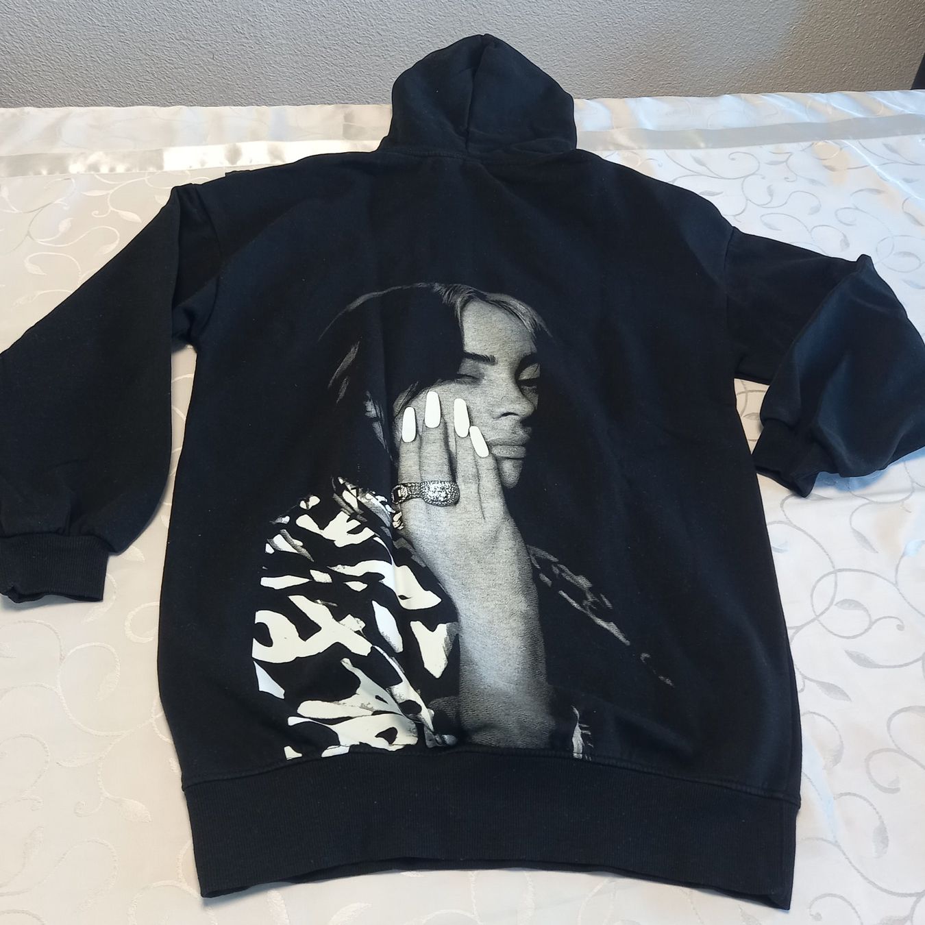 H&M Maglioni & Felpe: schwarzer Billie Eilish Pullover Gr XS von H&M – Usato da Brüttisellen venduto da kikaninchen79