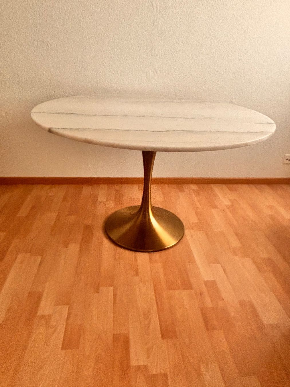 Tavoli: Hochwertiger, runder Designer-Esstisch mit Marmorplatte – Usato da Neuenegg venduto da dim_mqb5 2