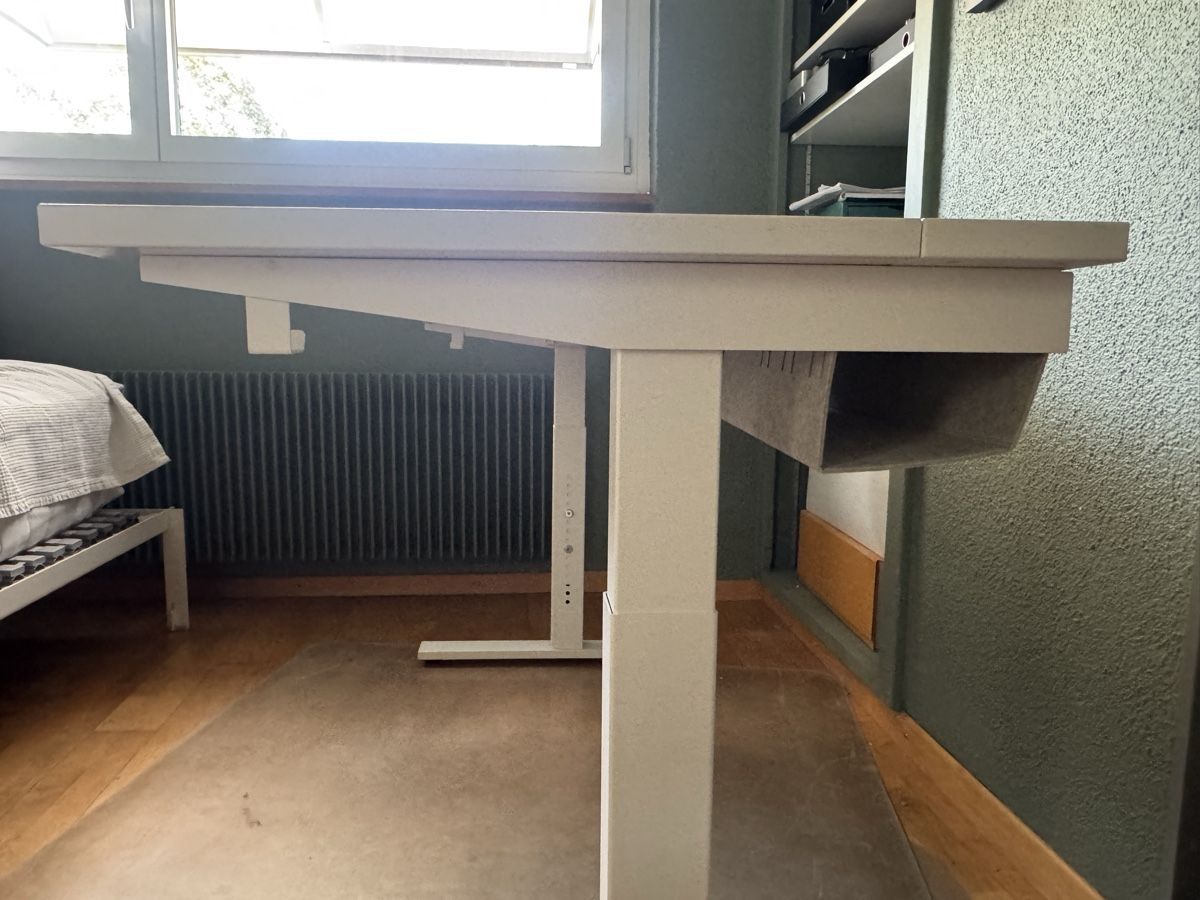 Ikea Bureaux: Schreibtisch Ikea Mittzon – D'occasion à Stallikon par Trouba73 1