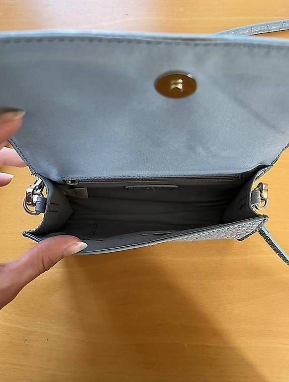 Taschen für Damen: HELLBLAUE UMHÄNGETASCHE MIT KROKO-MUSTER – Gebraucht aus Maur von tab_z9rh 3