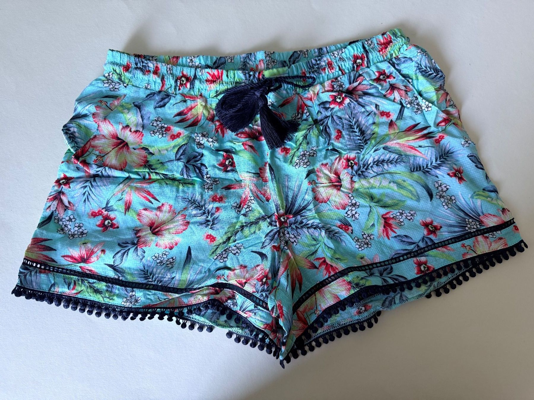 Esprit Pantaloni: ESPRIT, Sommer-Shorts, Grösse S, Farbe Hellblau mit Blumen – Nuovo e nell'imballaggio originale da Rudolfstetten venduto da gst_g7xl