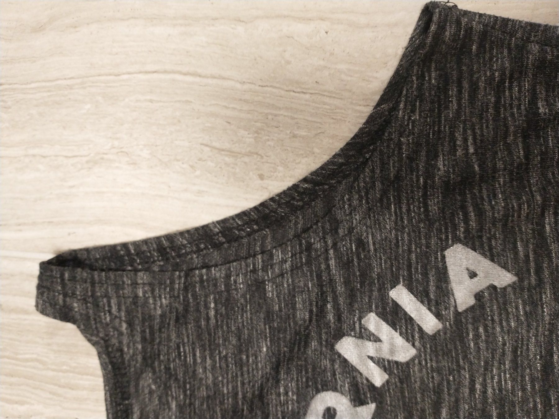 Blouses, T-shirts & Tops: Crop top california taille XS – D'occasion à Ecublens FR par ame_y8tq 2