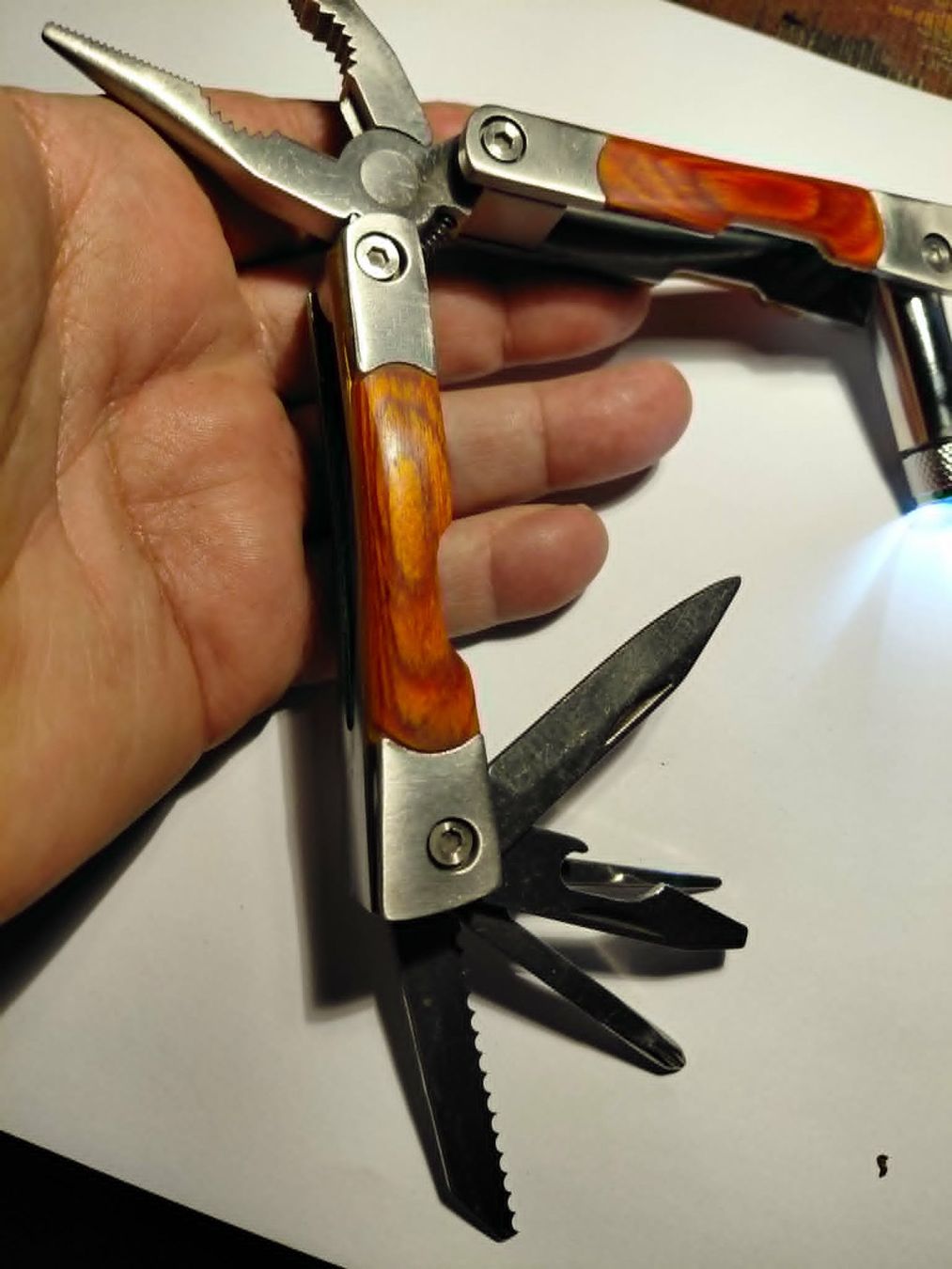 Coltelli tascabile: Das Profi-Multitool stark und massiv ‪/ + LED LAMPE – Nuovo e nell'imballaggio originale da Minusio venduto da graziano11 4