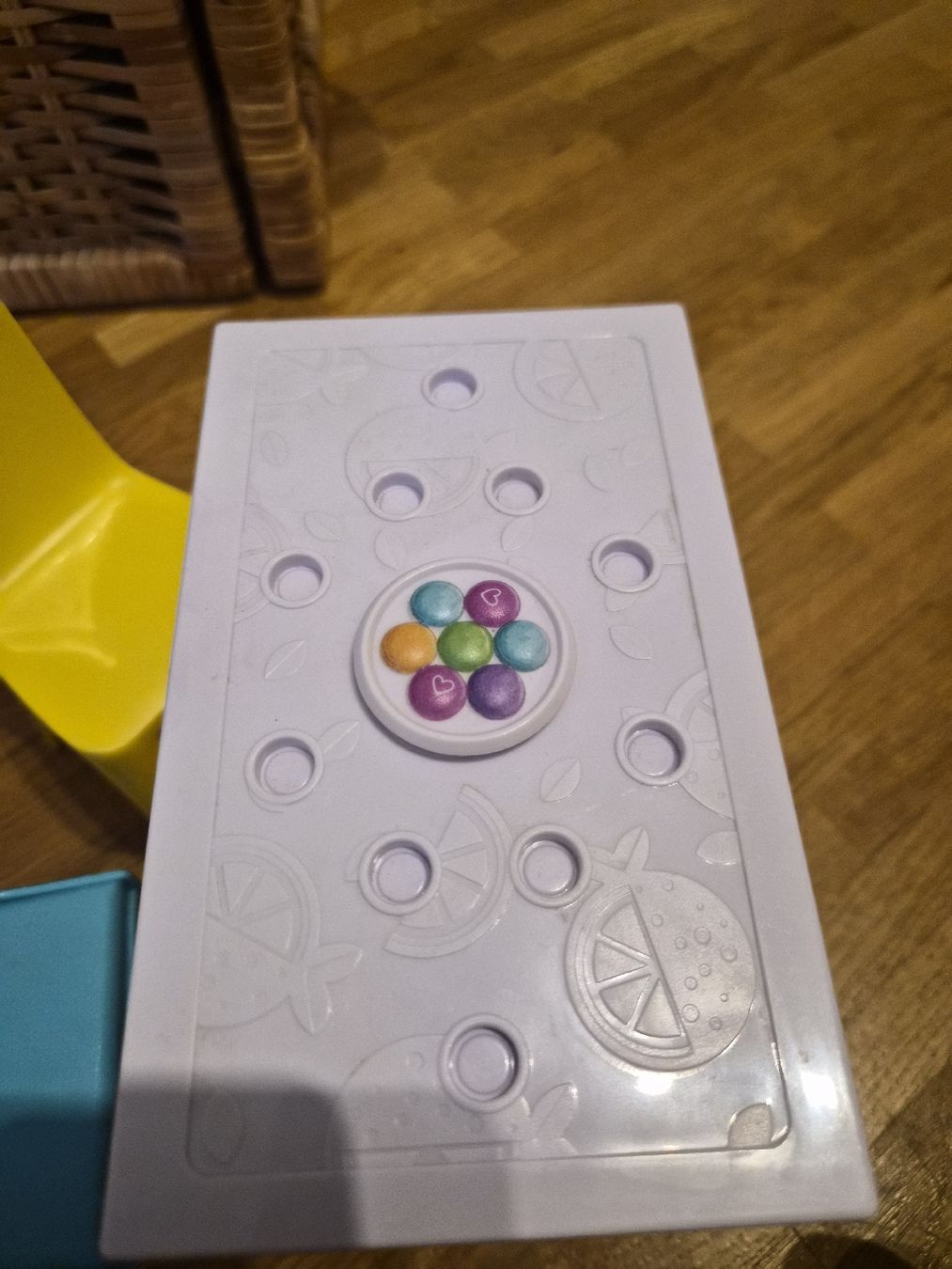 Spielzeuge: tavolo, sedie e divano  – Gebraucht aus Reinach BL von Glitterlol 3