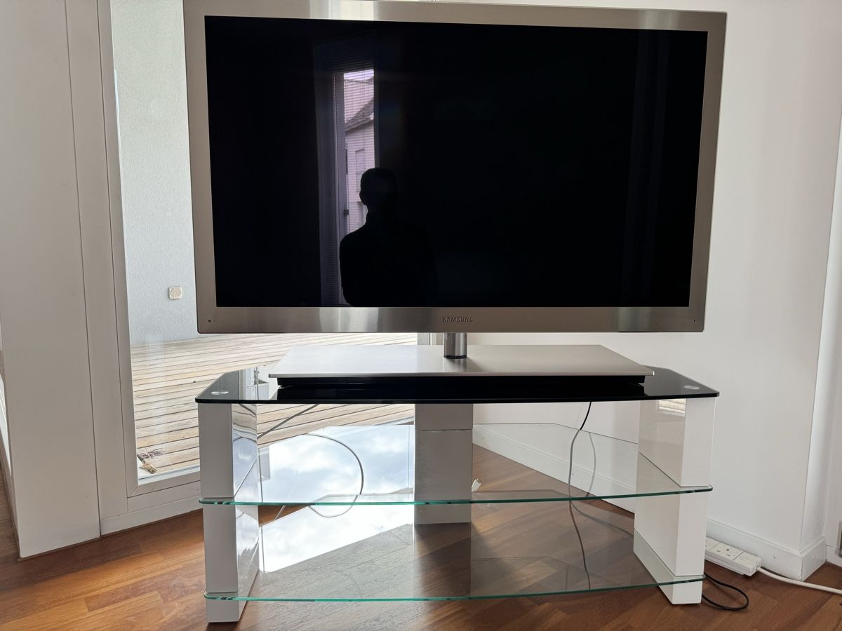 Televisori: Samsung TV mit Möbel – Usato da Euthal venduto da FredSZ