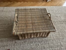 Salon-, Beistelltischli aus Korbgeflecht