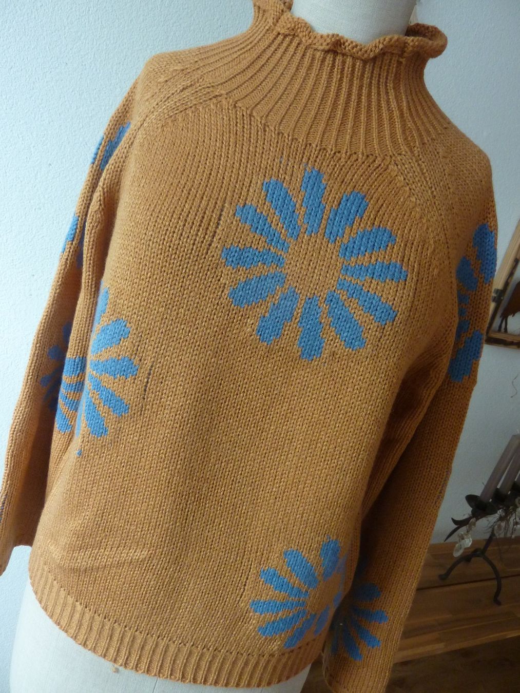 Pullover & Sweatshirts: Strickpullover senfgelb mit Blumenmuster neu S 34/36 – Gebraucht aus Waldstatt von Kananaskis1 3
