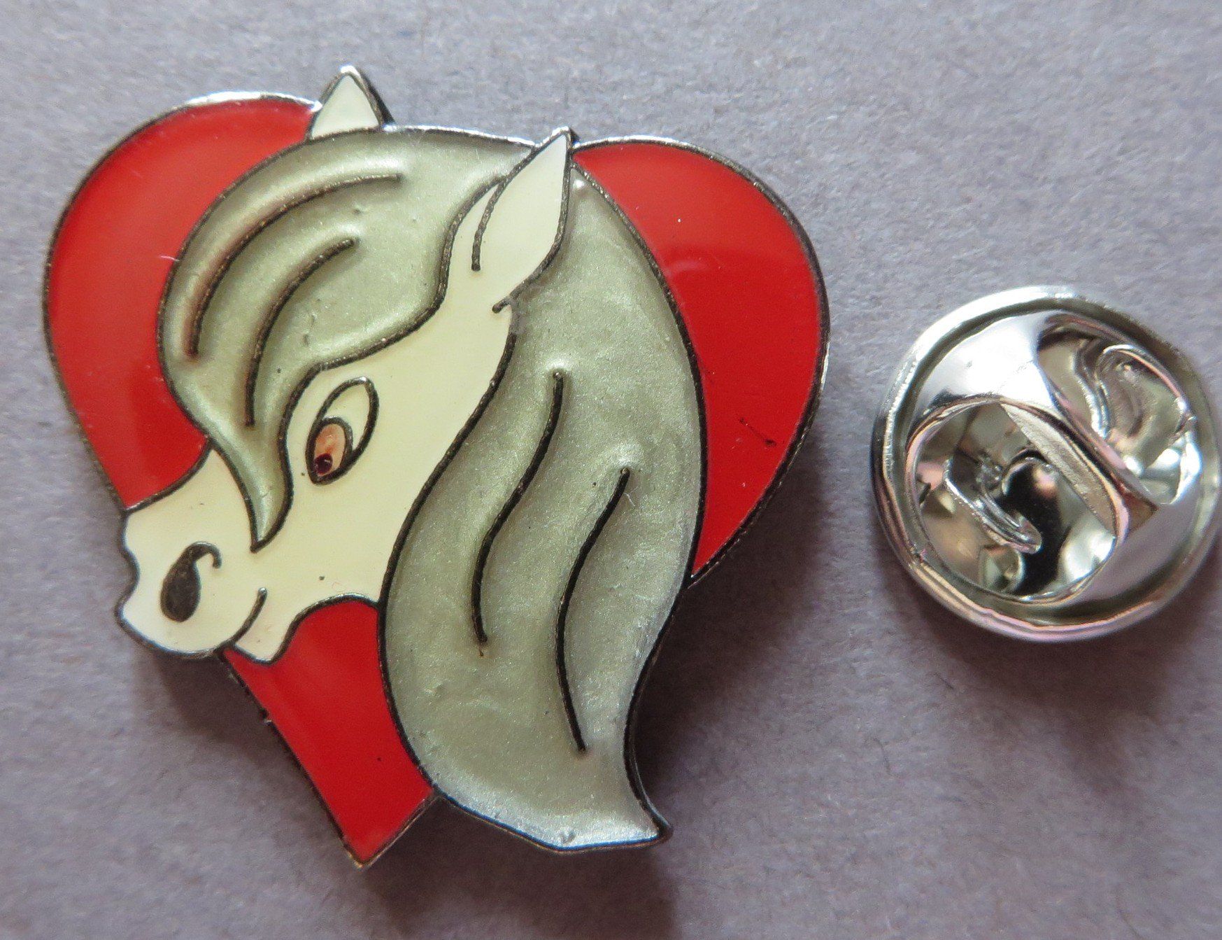 Placchette & Badge: PIN, PONY MIT HERZ – Usato da Neuhausen venduto da luckimucki