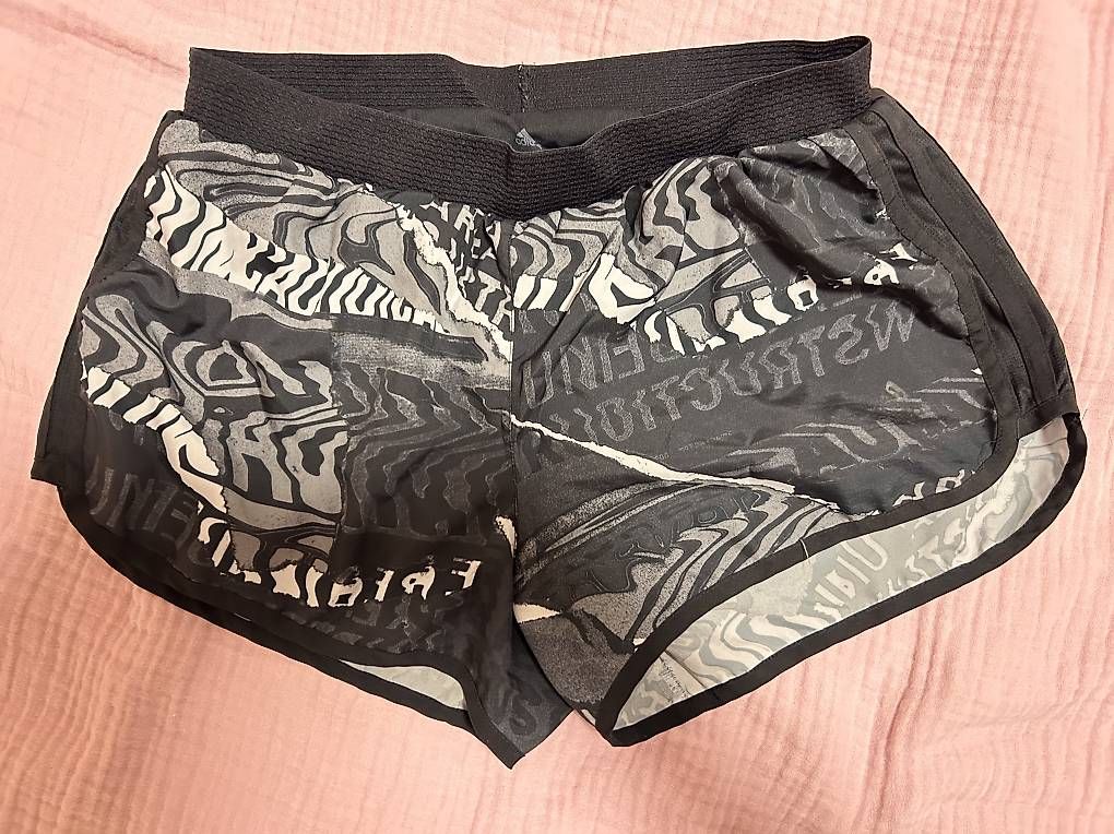 Pantaloni: Adidas Shorts – Usato da Zürich venduto da ruh_qrn7 1