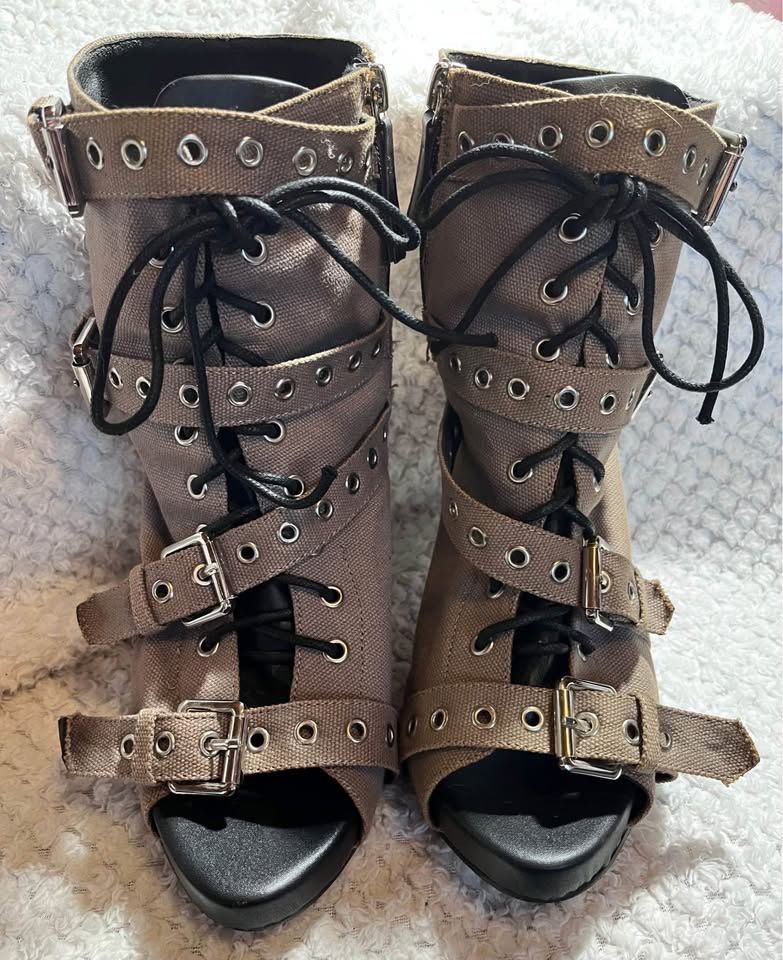 Scarpe da donna: High Heels im Army Look – Usato da Flüelen venduto da Raubkatze-Achilles 1