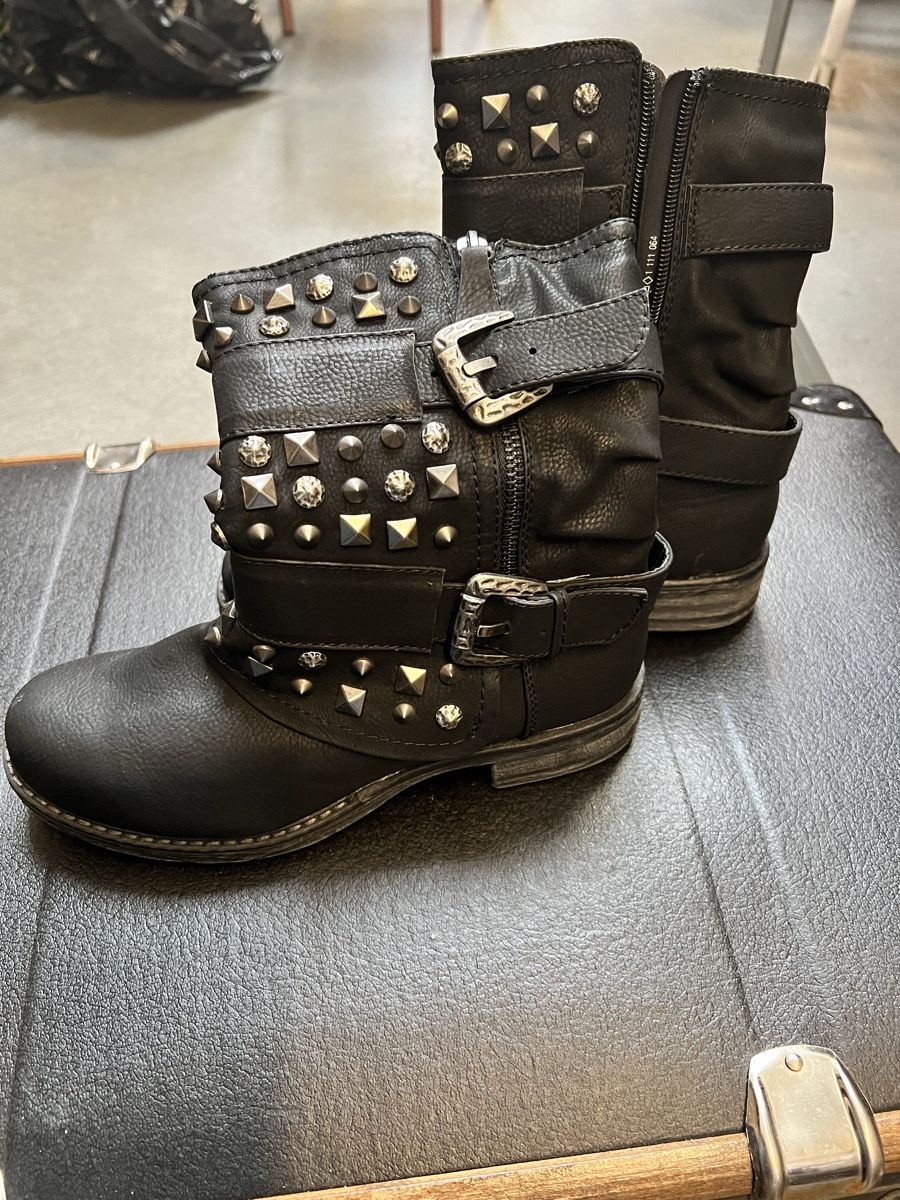 Scarpe da donna: Stiefelette mit Nieten im Bikerstyle – Nuovo (secondo la descrizione) da Münchenbuchsee venduto da wurzel123