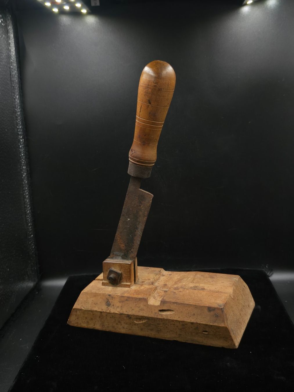 Tutti gli attrezzi: Alter Tabakschneider, Holz mit Eisenmesser – Usato da Rorschacherberg venduto da snOOpydOg11 2
