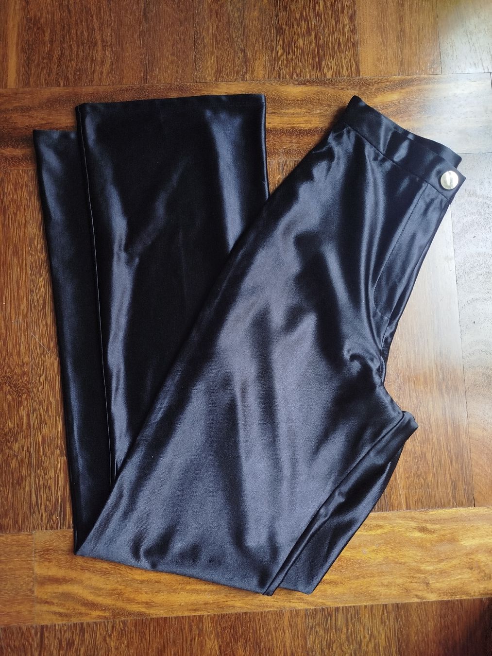 Asos Pantaloni: Schwarze Satinhose mit leichtem Schlag – Usato da St. Gallen venduto da jbu_ns6v 1