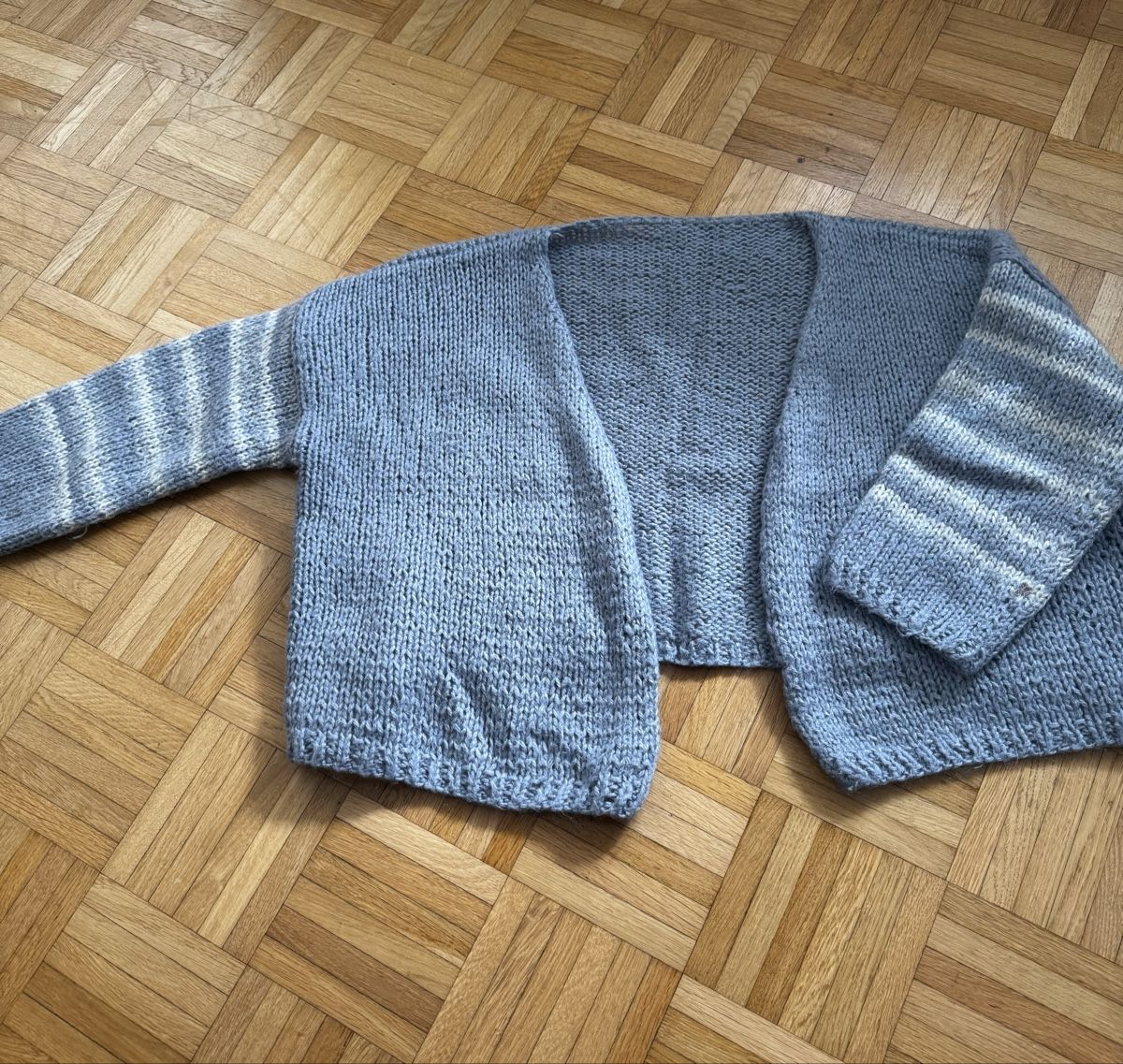Jacken: Strickjacke hellblau gestreift Ärmel grob gestrickt  – Gebraucht aus Oberrieden von patty1990