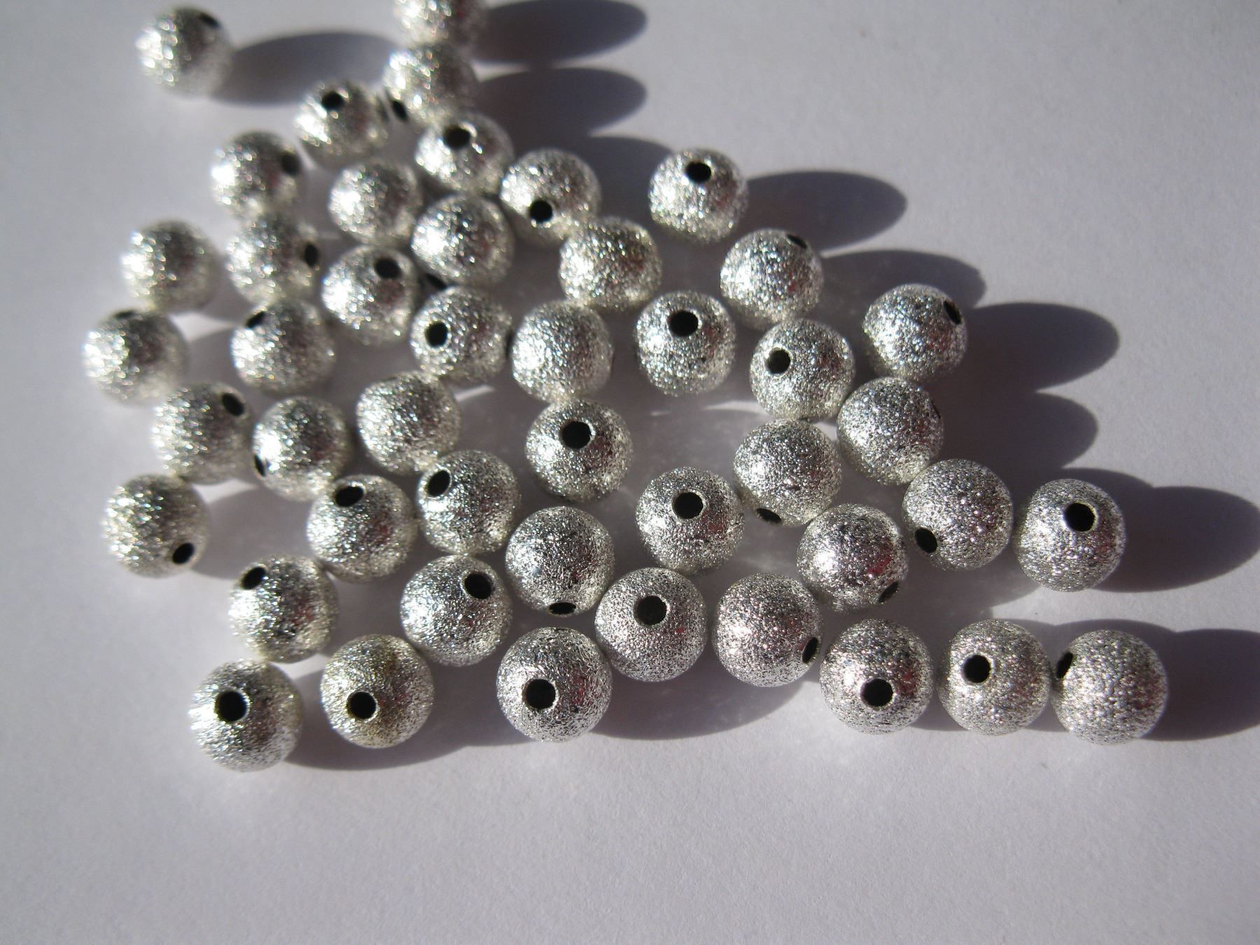 Perle (finte): 30 Stardust Perlen, versilbert, 5mm – Nuovo e nell'imballaggio originale da St. Margarethen TG venduto da LuanaKa