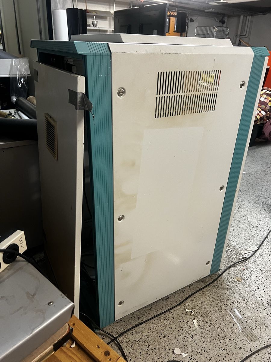 Rittal Racks & Cavalletti: Serverrack Rittal mit Lüfter, Glas Türe – Usato da Riehen venduto da kissling03 1