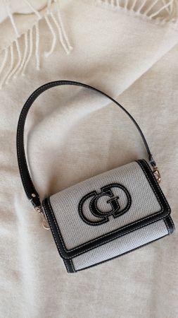 Guess Tasche klein Canvas schwarz weiss guter Zustand