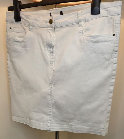 Jupe en jean blanche, taille 42, idéale pour l'été!