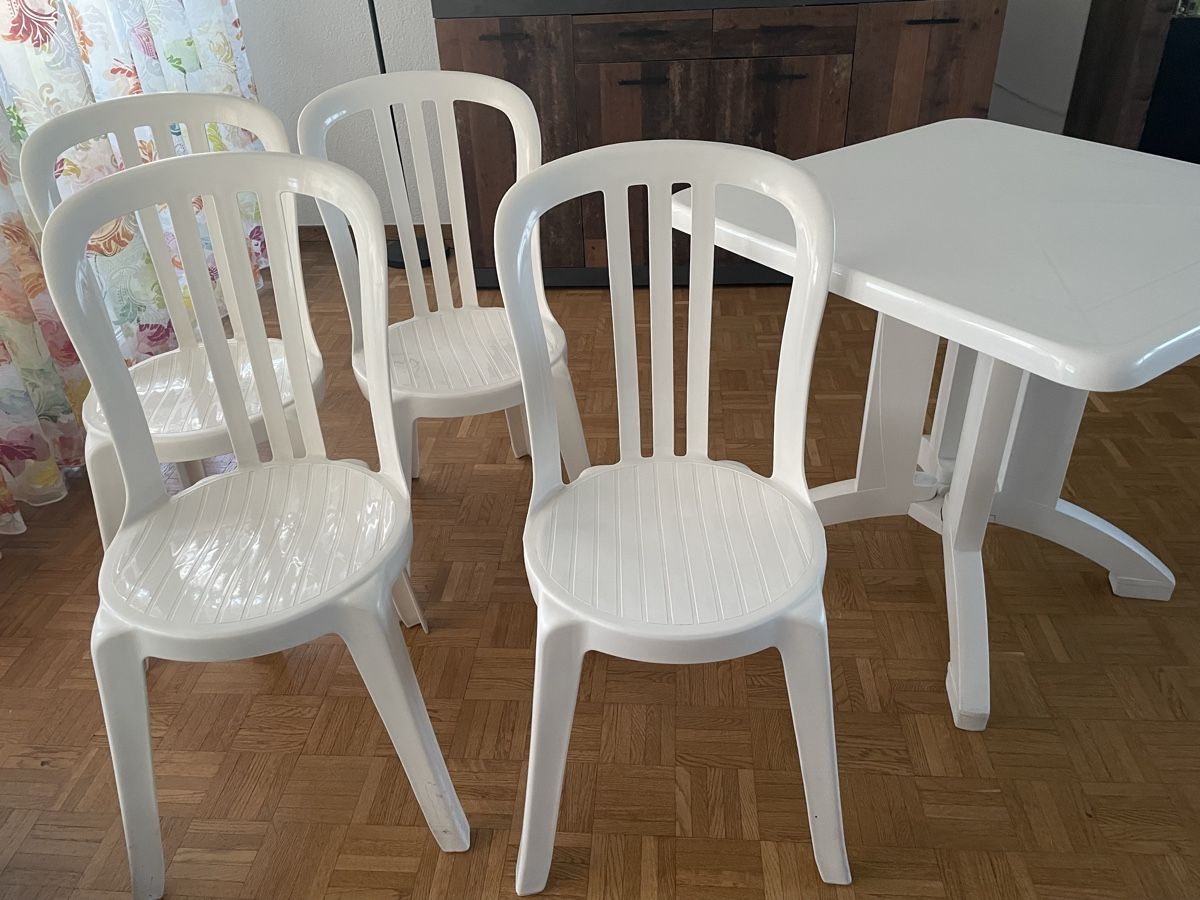 Tischset: Plastiktisch + 4 Stühle  – Gebraucht aus Oftringen von est_mcq8