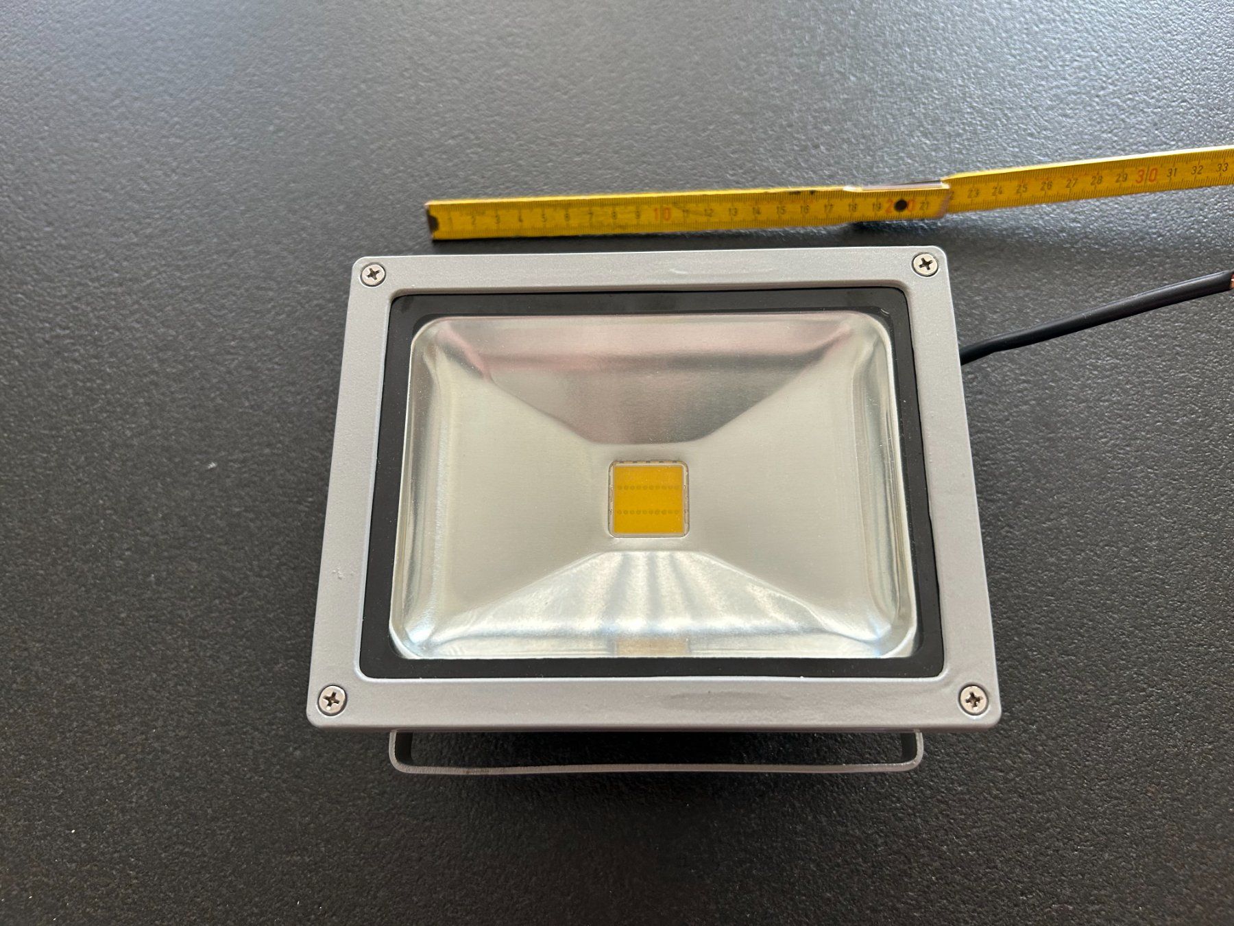 Lampade: LED Strahler Aussenbeleuchtung Aluminium – Usato da Root venduto da Mpcshop