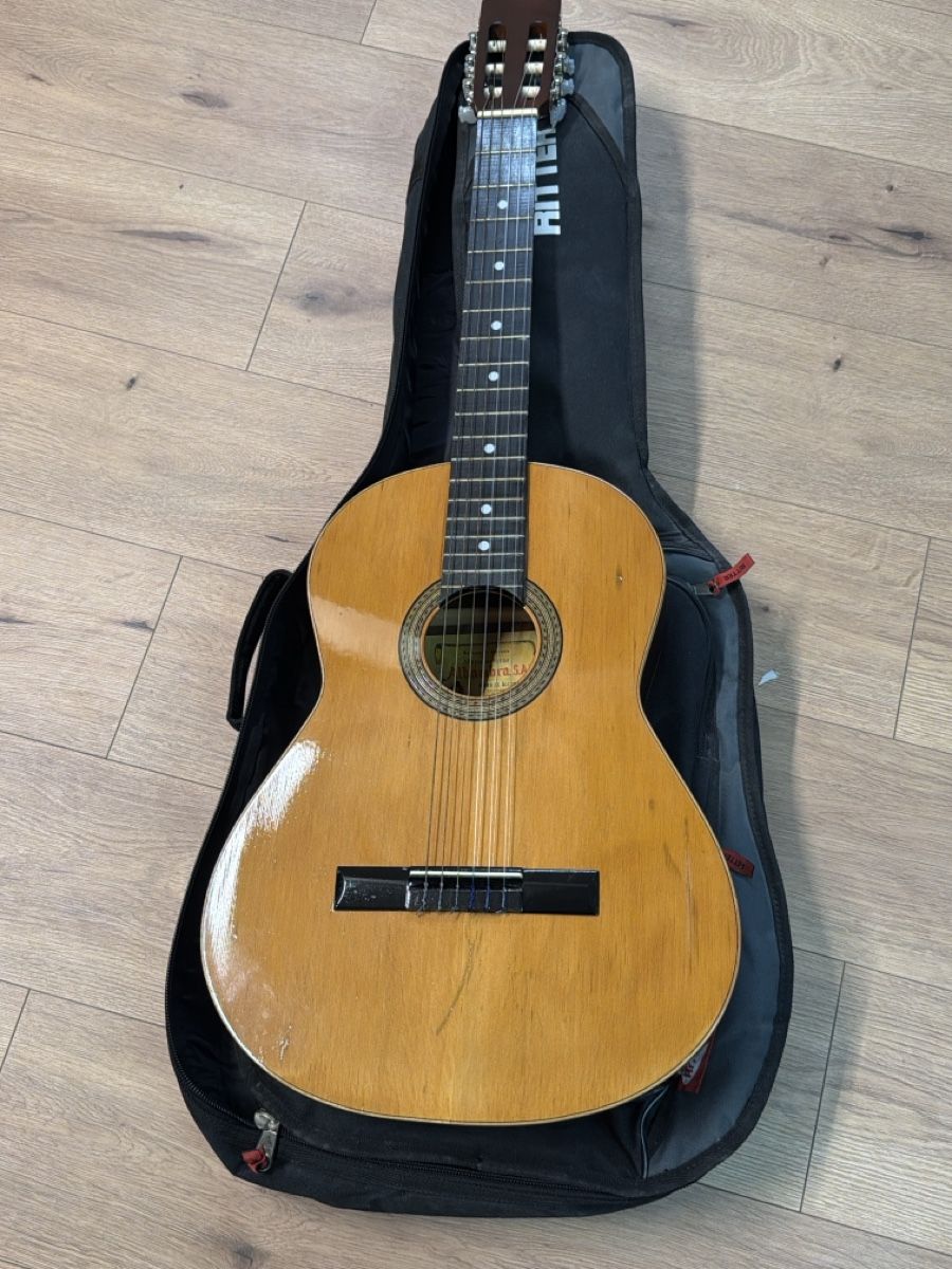 Alhambra Strumenti musicali: Chitarra classica Alhambra 1977 con custodia – Usato da basel venduto da Swiss._.1978