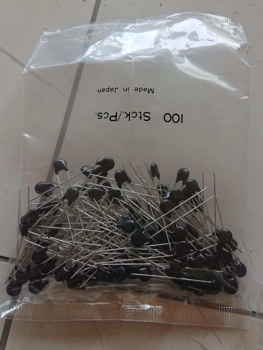Panasonic Componenti elettronici: 100x Varistor 18V RM5 von Panasonic – Nuovo e nell'imballaggio originale da Grenchen venduto da Zombiepolizist